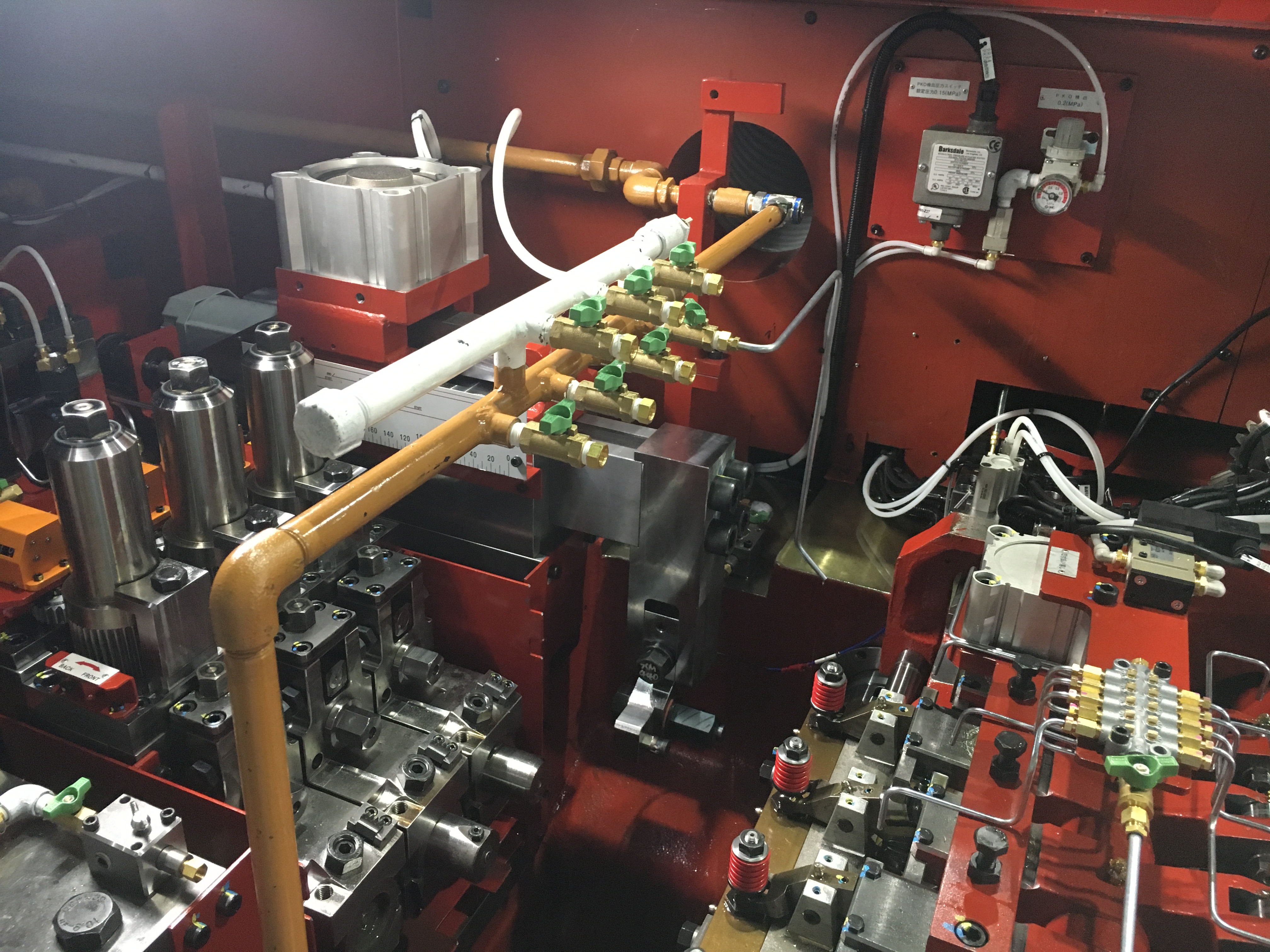 ボルト製造用ヘッダー